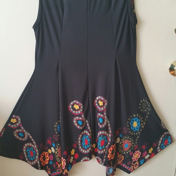 Adorable sleeveless black dress w/handkerchief hem - Picture 6 of 7